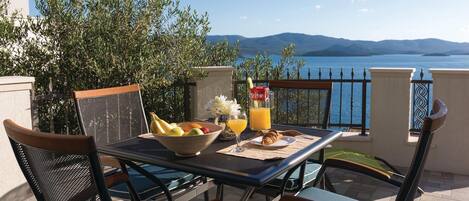 تناول الطعام بالخارج