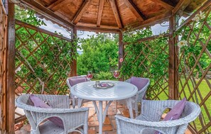 Outdoor dining - Beautiful home in Zatka (Zatka)