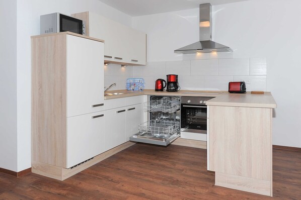 Kühlschrank, Mikrowelle, Ofen, Geschirrspüler