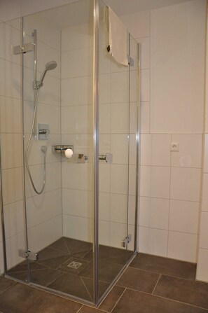 Douche, sèche-cheveux, serviettes fournies