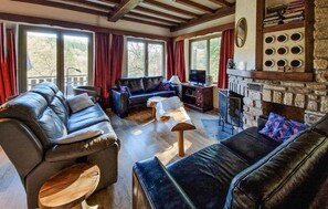 Fernseher, Kamin, DVD-Player, Tischfußball