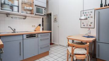 Réfrigérateur, four à micro-ondes, un four, lave-vaisselle