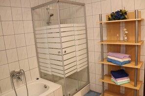 Suihku, hiustenkuivaaja, pyyhkeet