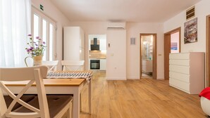 Eine moderne Küche mit weißen Schränken, einer Holz Arbeitsplatte und einem eingebauten Backofen.