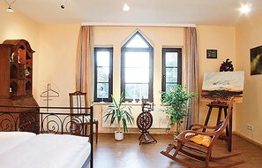 10 bedrooms, travel crib, free WiFi - Beautiful home in Schwasdorf with sauna (Schwasdorf)