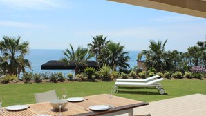 Een tafel voor twee met uitzicht op de oceaan en palmbomen.