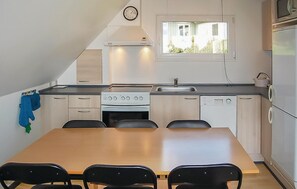 Kühlschrank, Mikrowelle, Herdplatte, Geschirrspüler