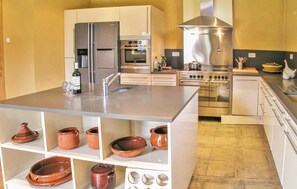 Kjøleskap, kokeplater, oppvaskmaskin og kaffetrakter/tekoker