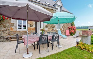 Outdoor dining - 3 bedroom amazing home in Vergoncey (Vergoncey)
