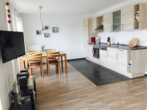 Kühlschrank, Ofen, Geschirrspüler, Hochstuhl