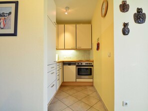 Kühlschrank, Ofen, Geschirrspüler, Wasserkocher mit Kaffee-/Teezubehör