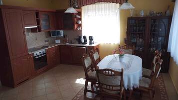 Frigorifero, microonde, forno, piano cottura