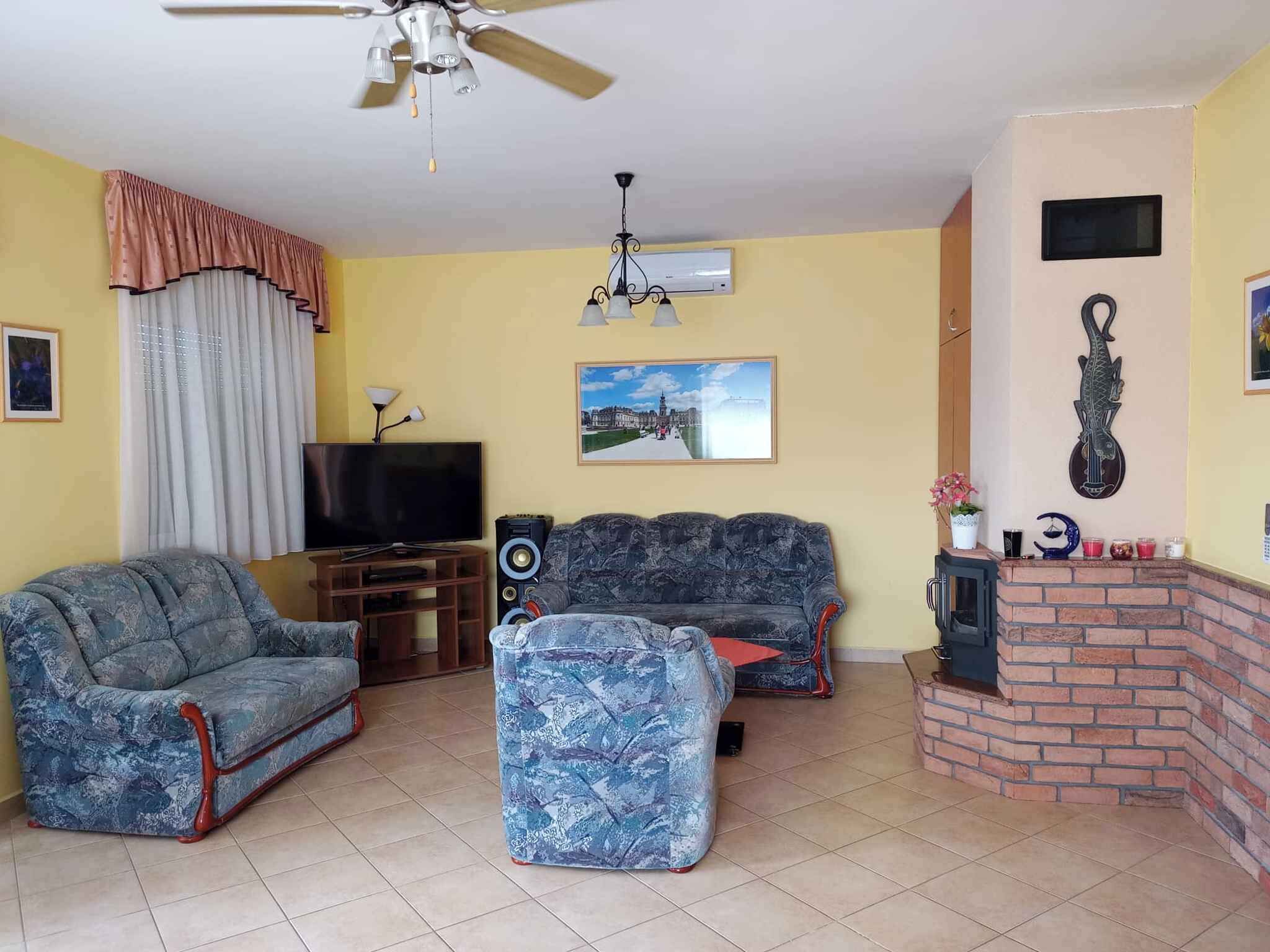 Fernseher, Kamin, DVD-Player