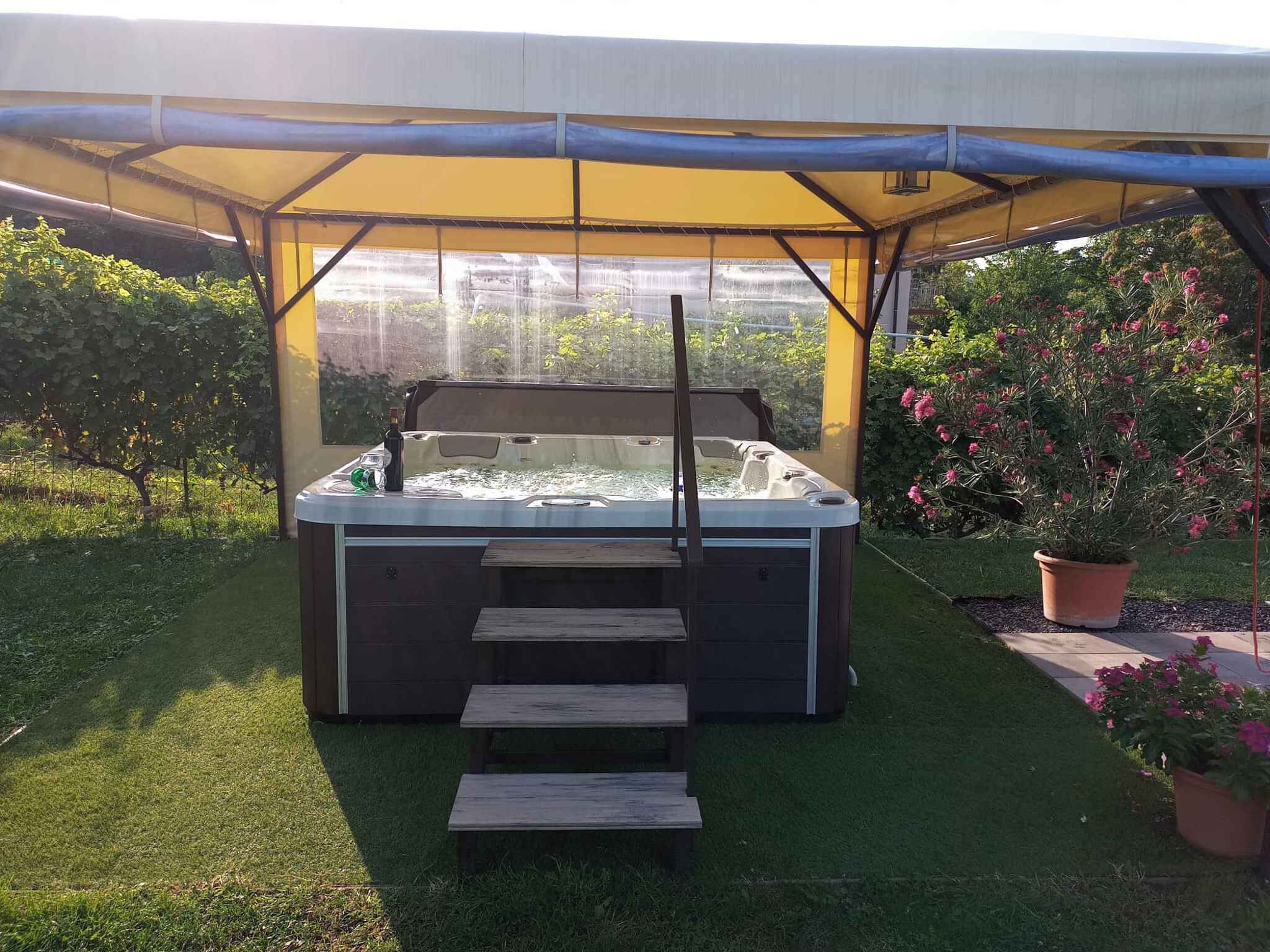 Tina de hidromasaje al aire libre