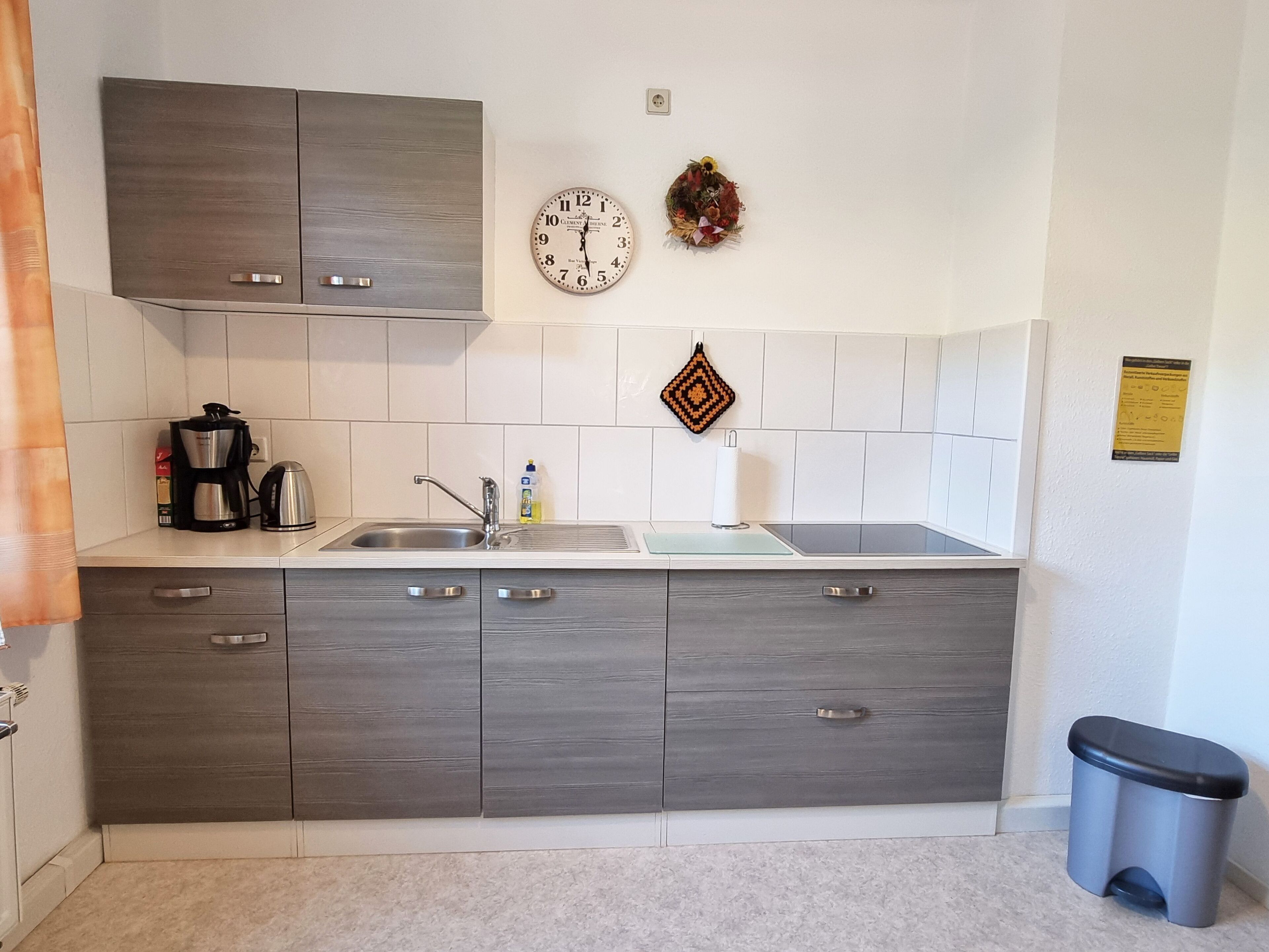 Kühlschrank, Mikrowelle, Ofen, Wasserkocher mit Kaffee-/Teezubehör