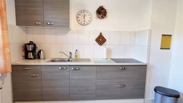 Kühlschrank, Mikrowelle, Ofen, Wasserkocher mit Kaffee-/Teezubehör