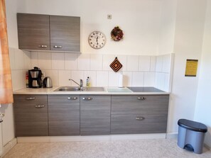 Fridge, microwave, oven, coffee/tea maker