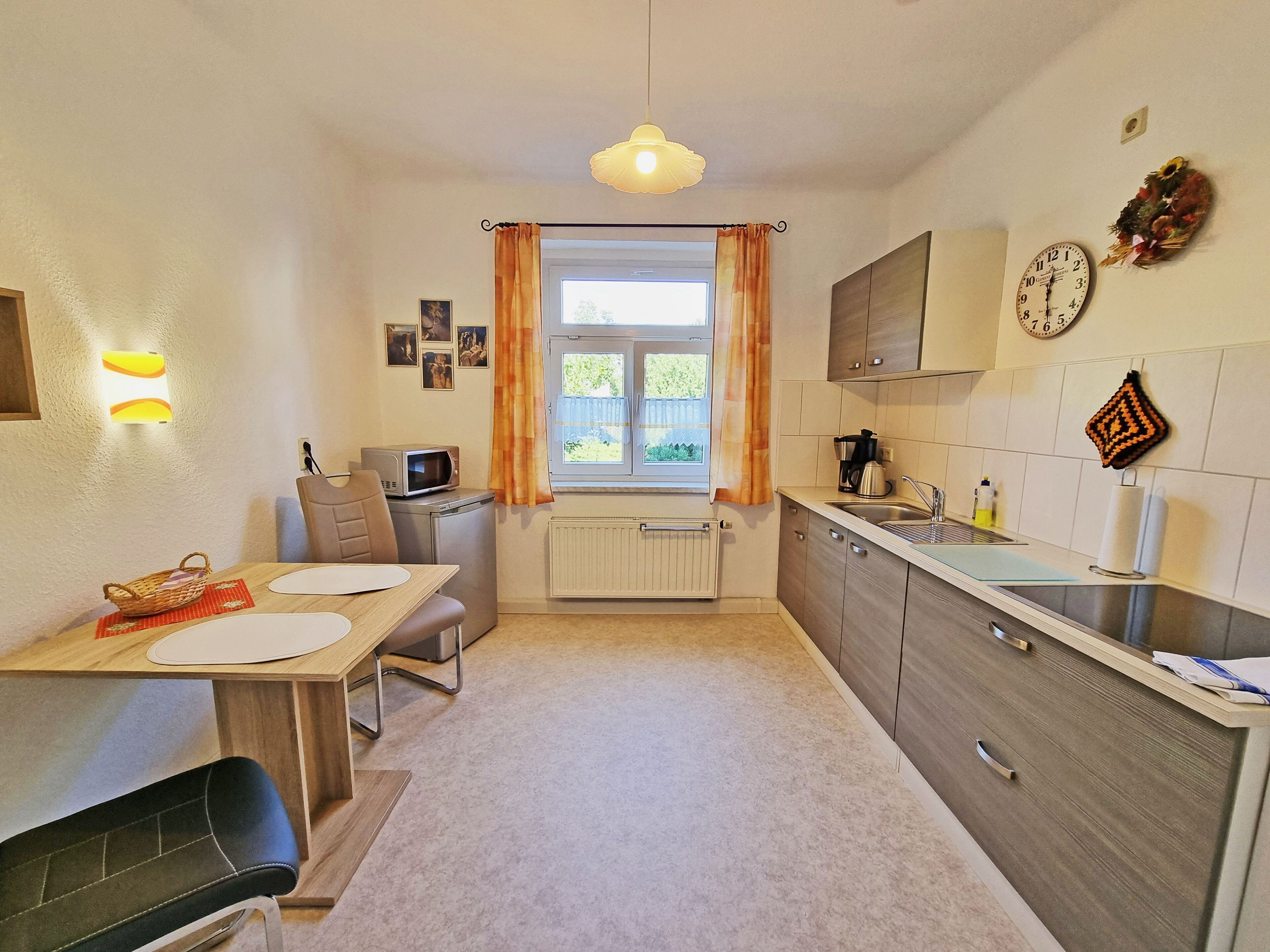 Kühlschrank, Mikrowelle, Ofen, Wasserkocher mit Kaffee-/Teezubehör