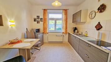 Kühlschrank, Mikrowelle, Ofen, Wasserkocher mit Kaffee-/Teezubehör