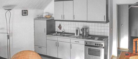 Frigorifero, forno, piano cottura, macchina per tè/caffè