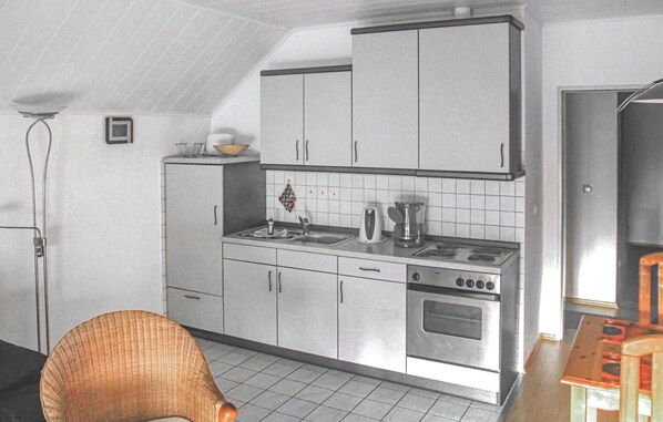 Kühlschrank, Ofen, Herdplatte, Wasserkocher mit Kaffee-/Teezubehör