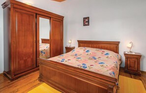 2 bedrooms, free WiFi, bed sheets - Gorgeous home in Reburici (Reburici)