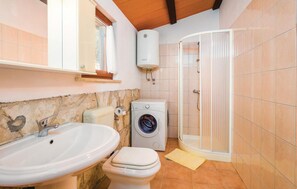 Shower - Gorgeous home in Reburici (Reburici)