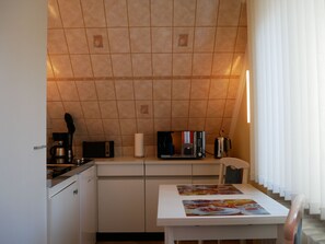 Een koelkast, een magnetron, een koffiezetapparaat/waterkoker