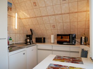 Een koelkast, een magnetron, een koffiezetapparaat/waterkoker
