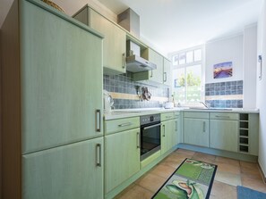 Køleskab, ovn, opvaskemaskine, kaffe-/temaskine