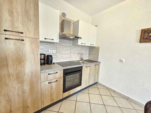 Réfrigérateur, four, plaque de cuisson, cafetière/bouilloire