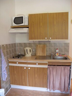 Réfrigérateur, four à micro-ondes, un four, surface de cuisson