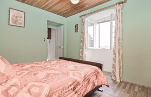 2 bedrooms, travel cot, free WiFi