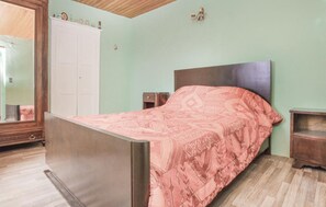 2 bedrooms, travel cot, free WiFi