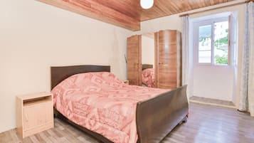 2 bedrooms, travel crib, free WiFi