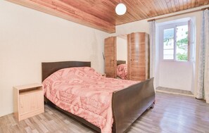 2 bedrooms, travel cot, free WiFi