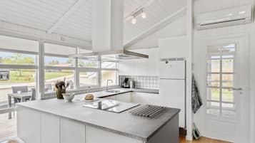 Køleskab, kogeplade, opvaskemaskine, kaffe-/temaskine