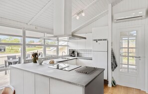 ثلاجة، موقد طهي مسطح، غسالة أطباق، ماكينة لصنع القهوة/الشاي