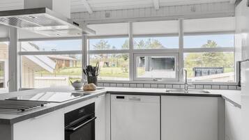 Køleskab, kogeplade, opvaskemaskine, kaffe-/temaskine