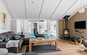 Smart TV, fireplace, DVD player