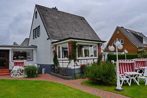 Unclassified image, 2 of 16, button