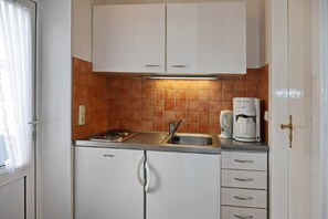 Jääkaappi, kahvin-/teenkeitin, vedenkeitin