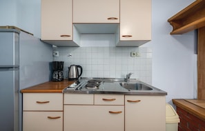 Fridge, stovetop, coffee/tea maker