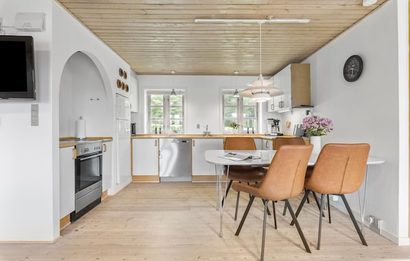 Refrigerador, parrilla de estufa, lavavajillas y cafetera y tetera 