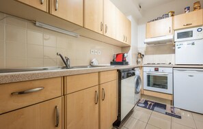 Réfrigérateur, micro-ondes, plaque de cuisson, lave-vaisselle