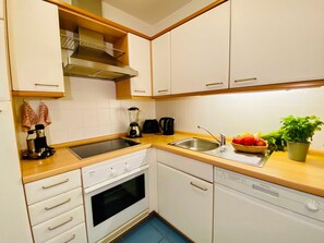 KĂŒhlschrank, Ofen, GeschirrspĂŒler, Wasserkocher mit Kaffee-/Teezubehör