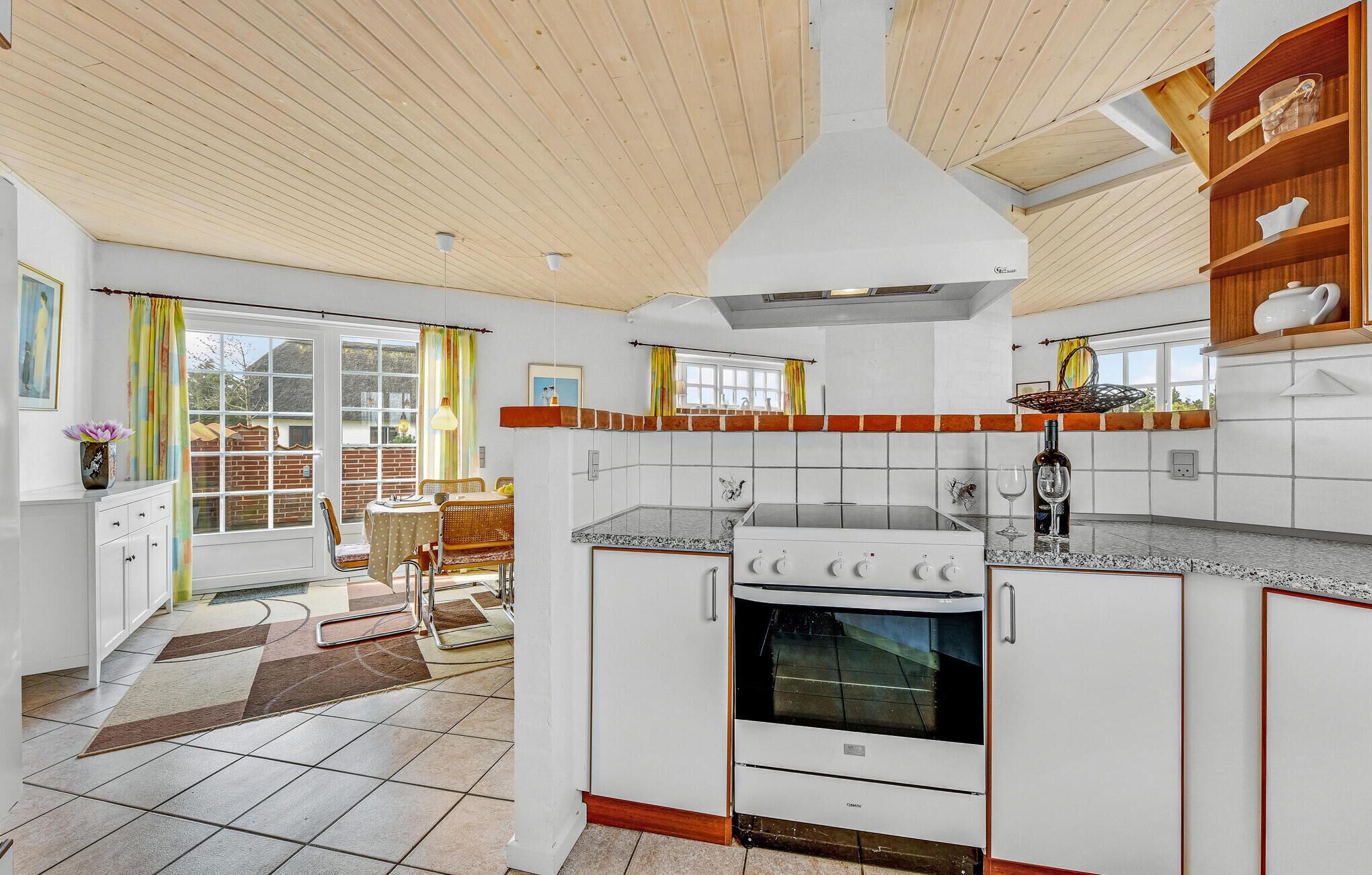 Réfrigérateur, plaque de cuisson, lave-vaisselle, cafetière/bouilloire