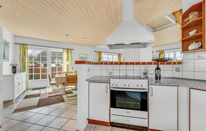 Køleskab, kogeplade, opvaskemaskine, kaffe-/temaskine