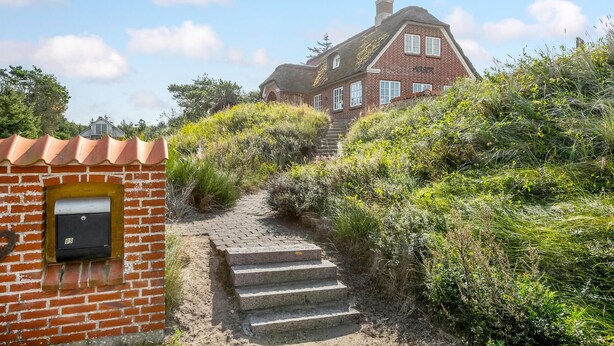 Un bâtiment en briques avec un escalier raide menant à une maison.