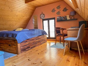 1 bedroom, desk, travel cot, WiFi